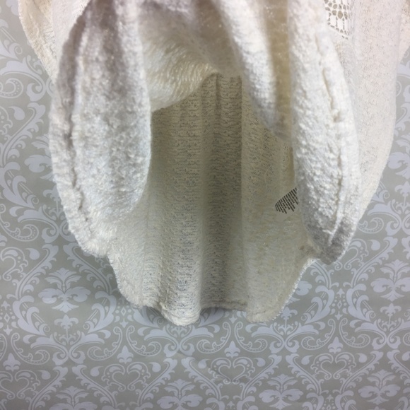 Cream & Lace Hi Low Top w/Batwing Sleeves - Picture 5 of 7